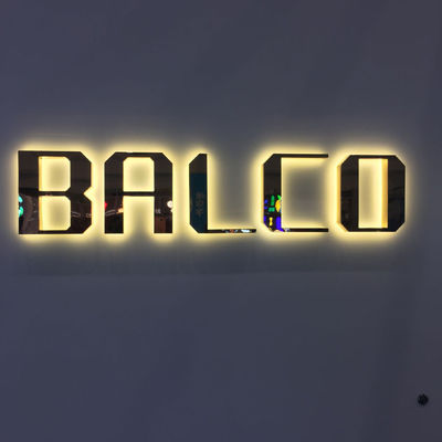 Bâti rétro-éclairé de galvanoplastie de vis du signe M4 de lettre en métal de miroir d'or