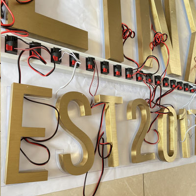 La brosse solides solubles d'or a illuminé des lettres Logo Sign Highspan de la Manche