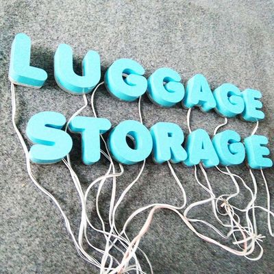 3D forment des lettres en métal de peinture de couleur avec la publicité extérieure de lumières