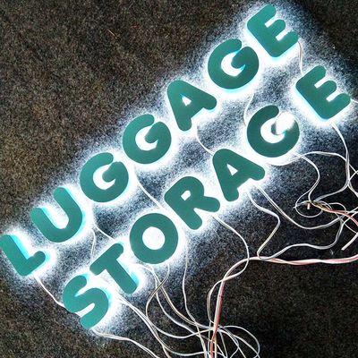 3D forment des lettres en métal de peinture de couleur avec la publicité extérieure de lumières