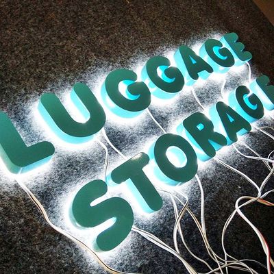 3D forment des lettres en métal de peinture de couleur avec la publicité extérieure de lumières