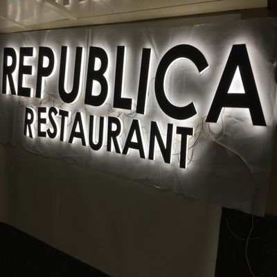 La publicité avant lumineuse acrylique de magasin de signe d'alphabet en plastique d'ODM d'OEM