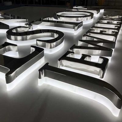 3d extérieur a illuminé le signe de Lit de halo marque avec des lettres l'UL fixée au mur