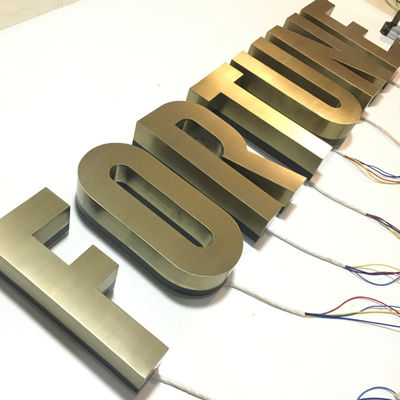 3d extérieur a illuminé le signe de Lit de halo marque avec des lettres l'UL fixée au mur