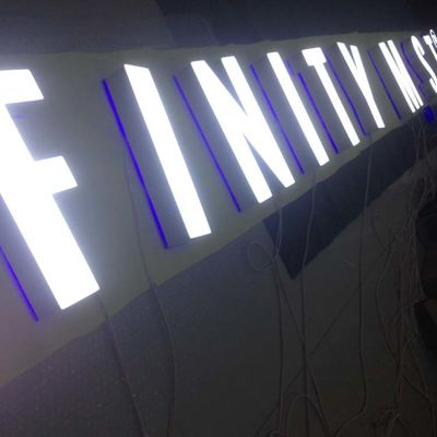 Magasins avant de Front Lit Channel Letters For de signe de magasin acrylique du bâti 3-5mm de mur