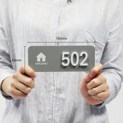 Lettres acryliques blanches inspirées d'alphabet annonçant les lettres acryliques fabriquées