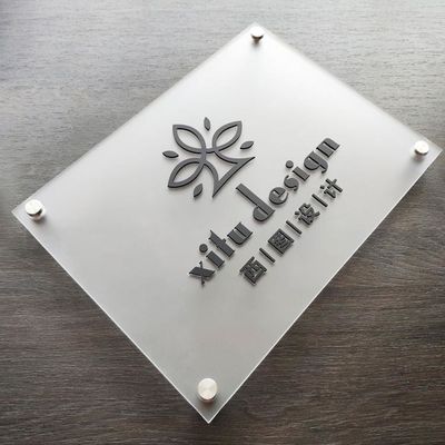 Lettres acryliques blanches inspirées d'alphabet annonçant les lettres acryliques fabriquées