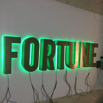 L'acier inoxydable de construction de signe de lettre de la Manche de RVB a illuminé