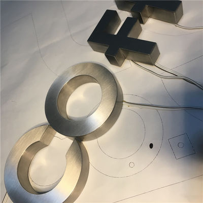 Les lettres rétro-éclairées acryliques de la Manche de résine ont adapté 12VDC aux besoins du client passé au bichromate de potasse balayé