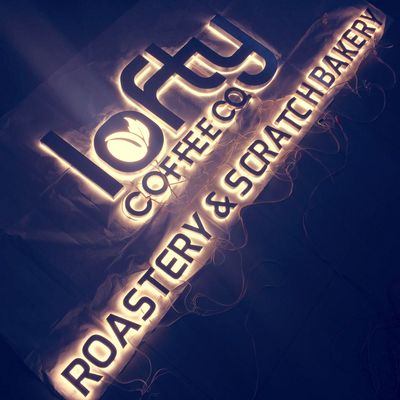 Les lettres rétro-éclairées acryliques de la Manche de résine ont adapté 12VDC aux besoins du client passé au bichromate de potasse balayé