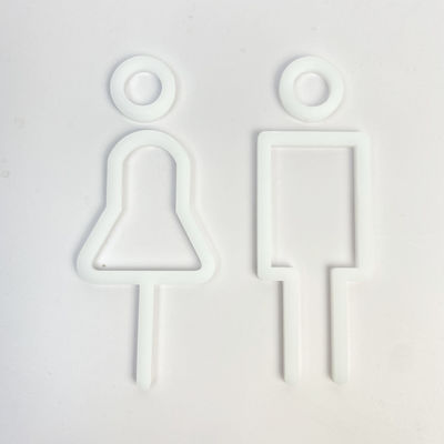 Lettres acryliques blanches inspirées d'alphabet annonçant les lettres acryliques fabriquées