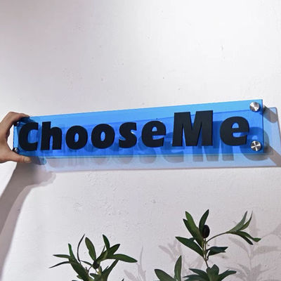 Lettres acryliques blanches inspirées d'alphabet annonçant les lettres acryliques fabriquées