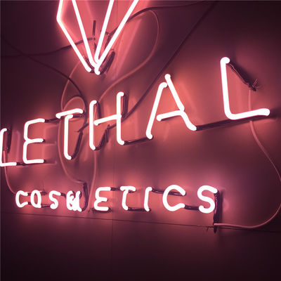 Le magasin Logo Custom Neon Sign Glass de cosmétiques a fait les lettres au néon roses de la Manche
