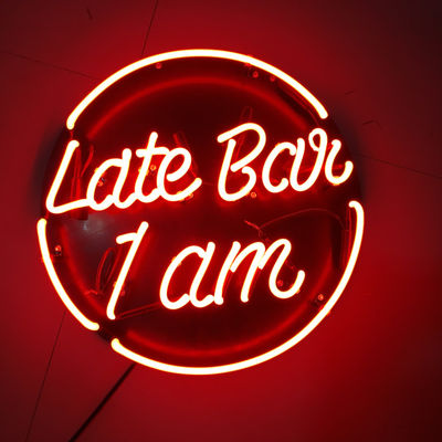 La publicité du caisson lumineux fait sur commande d'enseigne au néon de barre avec le bâti de mur de panneau arrière