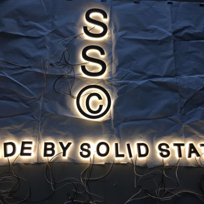 L'alphabet extérieur a mené des lettres de signe de Lit de halo d'enseigne de lumières de lettre