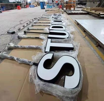 La lettre acrylique en métal du bâti 3D de plafond signe la peinture noire pour le mur