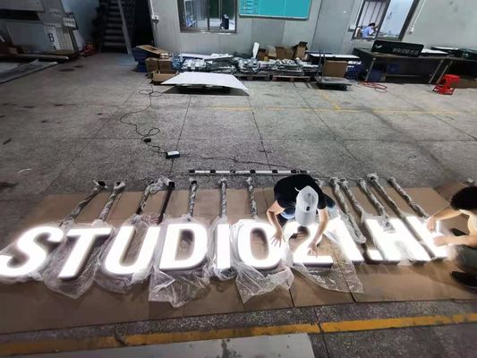 La lettre acrylique en métal du bâti 3D de plafond signe la peinture noire pour le mur