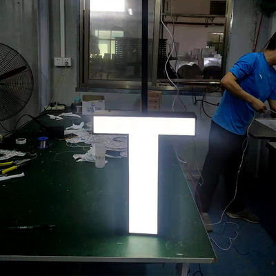 La lettre acrylique en métal du bâti 3D de plafond signe la peinture noire pour le mur