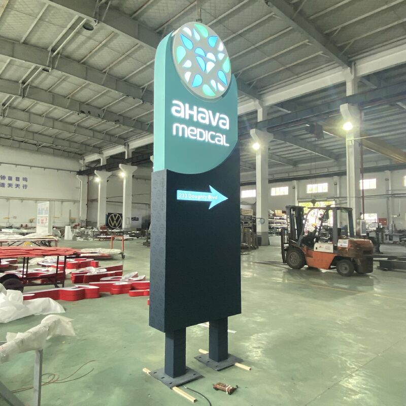 Services de signalisation de lettres 3D offrant des solutions de signalisation personnalisées pour l'hôtellerie de détail et la marque d'entreprise